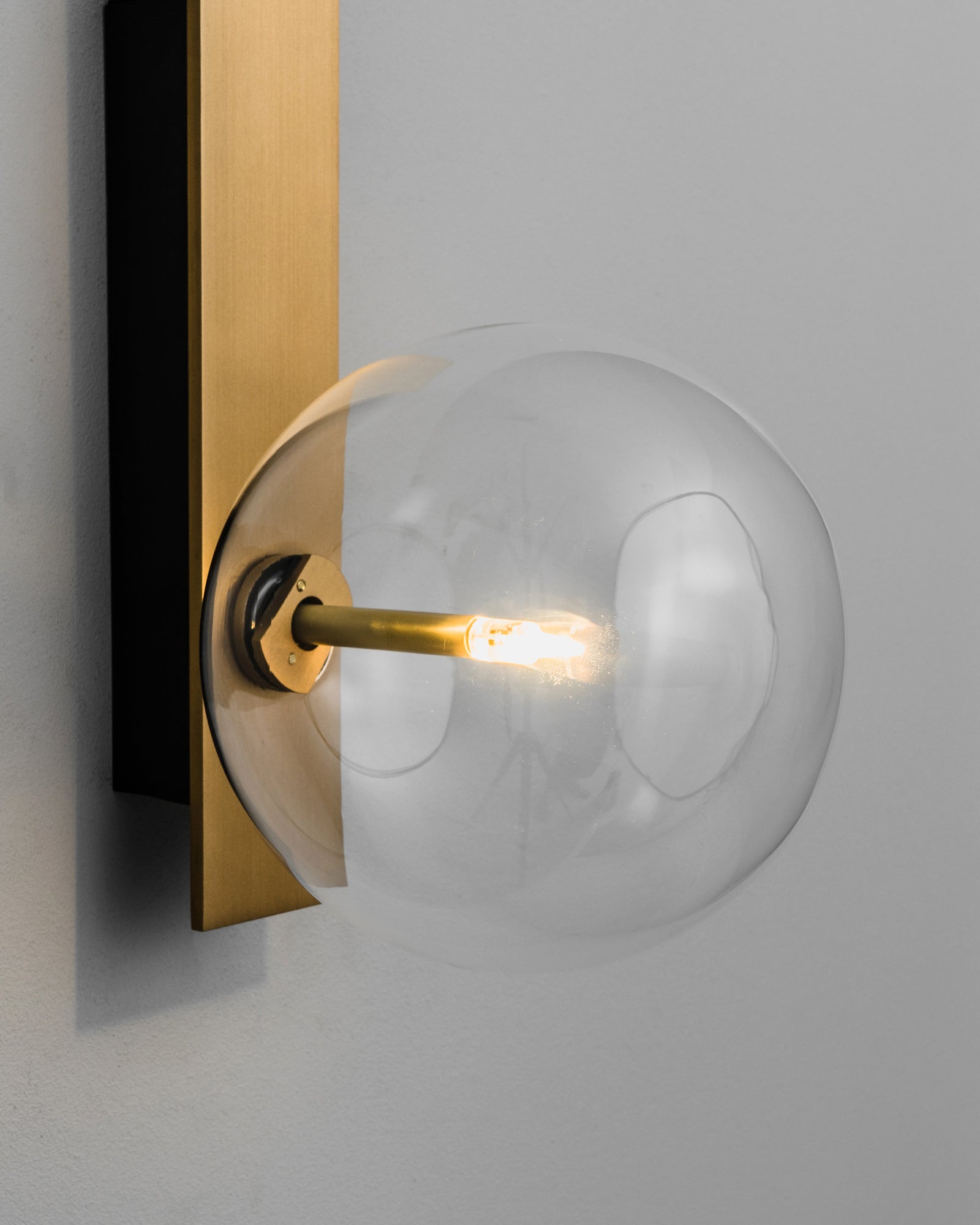 Schwung Oslo Single Burnished Brass Transparent Globe Wall Light